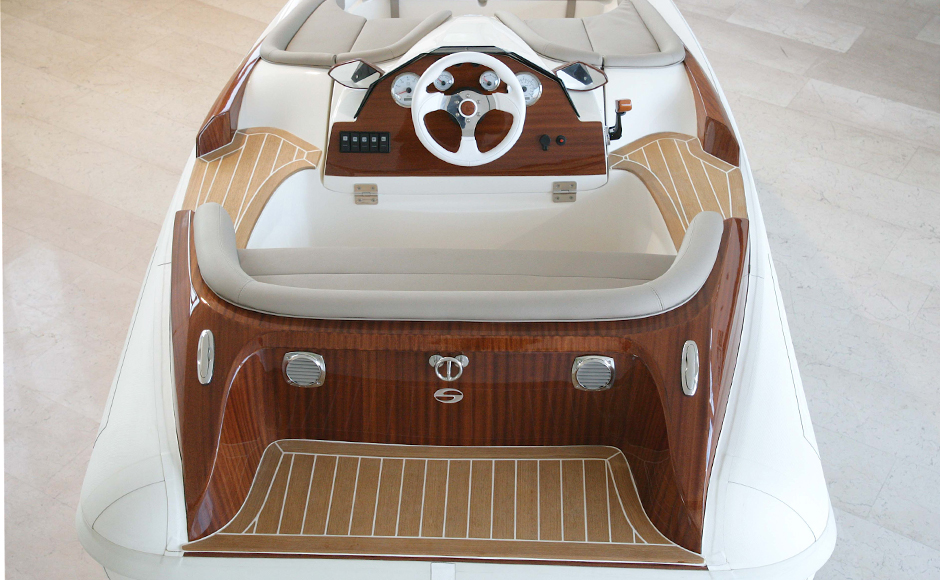 New in 2018: Scanner INO 310 S Jet is the first mahogany tender
