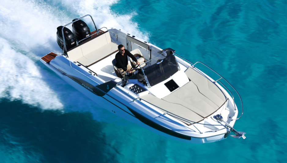 Beneteau Flyer 7 SunDeck, exuberant yet comfy